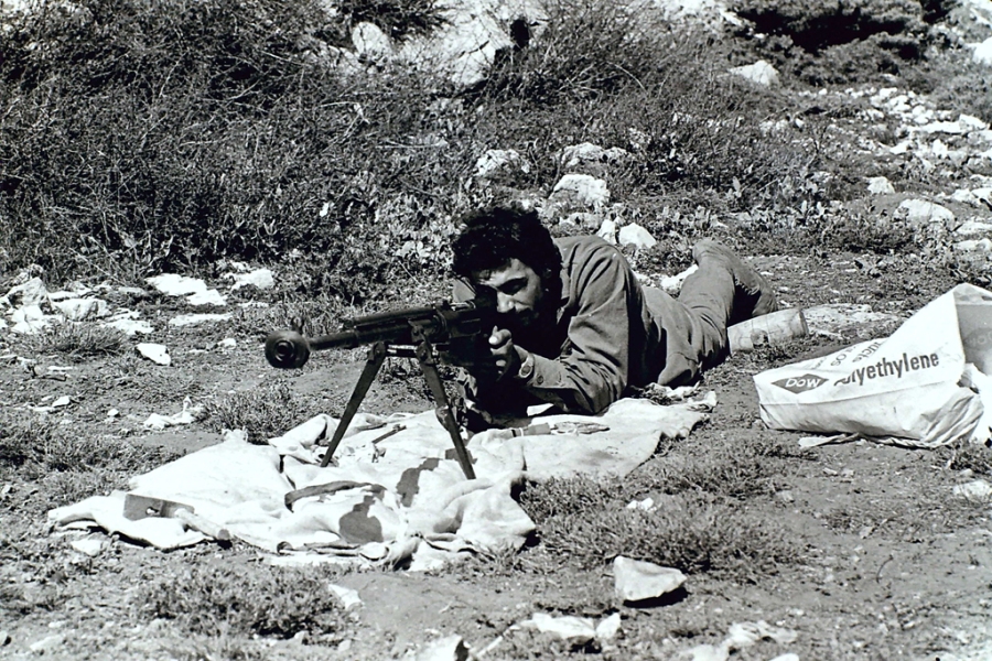 الحرب الاهليه اللبنانيه ........ابرز المحطات وصور نادره  21diab-alkarssifi-george-hawi-visiting-a-communist-militia-camp-1976-lebanon-21