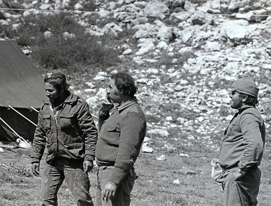 الحرب الاهليه اللبنانيه ........ابرز المحطات وصور نادره  Diab-alkarssifi-george-hawi-visiting-a-communist-militia-camp-1976-lebanon-20